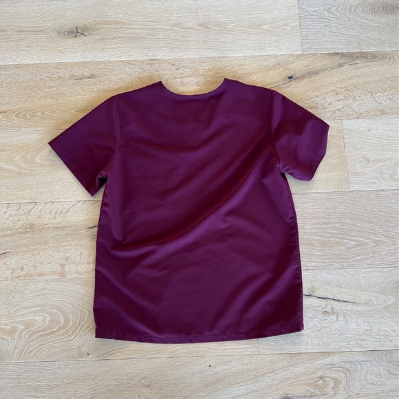 FIGS:  Leon Three-Pocket Scrub Top - Picture 2 of 4